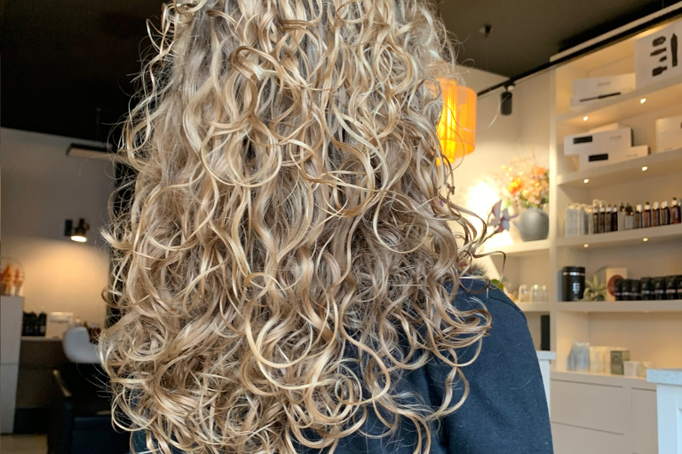 De techniek achter krullen knippen van krullenkapper GLOW Hair uit Maas